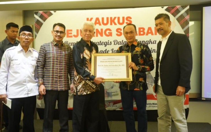 Pj Gubernur Sulbar Prof Zudan Arif Fakrulloh menerima penghargaan dari tokoh pejuang pembentukan Sulbar