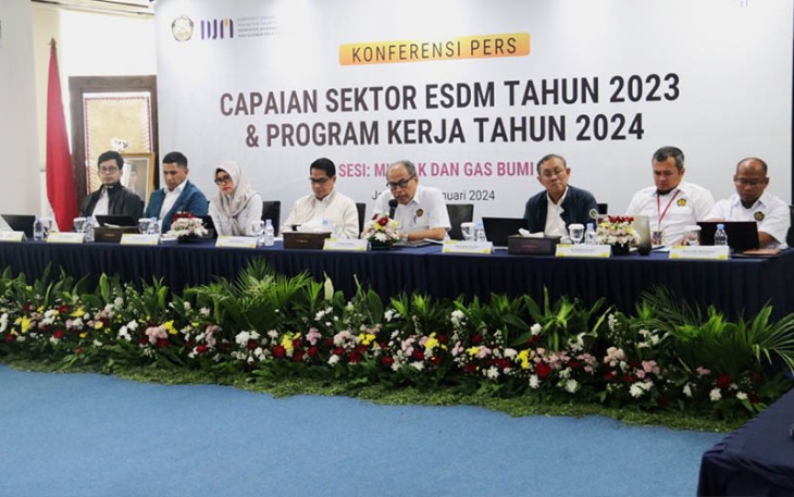 Direktur Jenderal Migas Tutuka Ariadji pada saat menyampaikan capaian kinerja sektor migas tahun 2023 di Jakarta, Selasa (16/1).