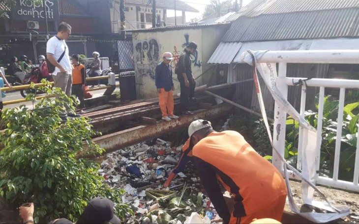 Satgas DLHK Depok sedang membersihkan saluran air yang tersumbat sampah, Selasa (19/11)