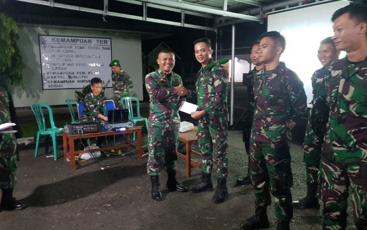 Dandim 0408/BS Letkol Inf Aswin Suladi saat  Malam Pergantian Tahun Baru bersama Forkopimda di Balai Sekundang Kabupaten dan Prajurit Kodim 0408/BS bertempat di Lapangan Apel Makodim Jln. Veteran Padang Kapuk Kec. Manna Kab. Bengkulu Selatan, Minggu (31/12/2023). 