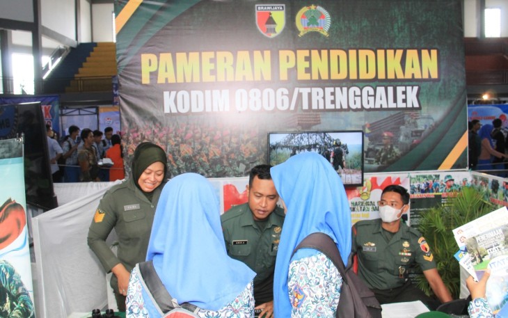 Kodim 0806/Trenggalek turut berpartisipasi dalam pameran pendidikan tinggi dan pendidikan profesi yang diselenggarakan di GOR Gajah Putih Trenggalek, Rabu (10/1/2024)