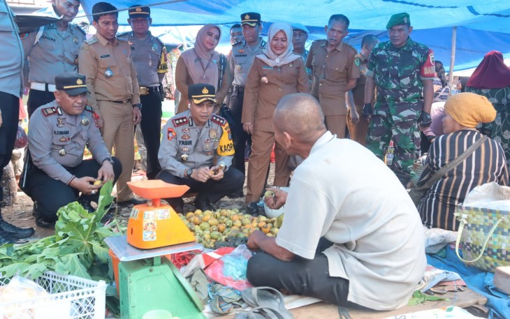 Sosok humanis Kapolres Tapanuli Selatan (Tapsel), AKBP Yasir Ahmadi, SIK, MH, tergambar kala ia berada sejajar, untuk dengar keluhan sejumlah pedagang, pada Selasa (9/1/2024)