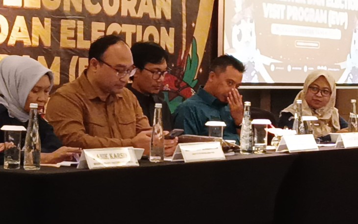 Komisoner KPU Jatim Insan Qoriawan saat Media Briefing bersama wartawan di Surabaya, Minggu (24/11/2024). 