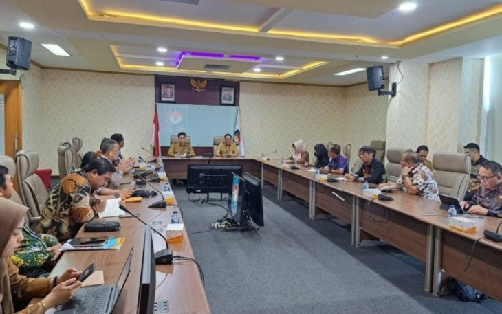 Rapat dipimpin oleh Plh. Sekretaris Ditjen Dukcapil Adel Trilius, didampingi Direktur IDKD Agus Irawan, Direktur Bina Aparatur Dukcapil Andi Kriarmoni, serta para Kepala Dinas Dukcapil se-Provinsi Kalimantan Timur di Jakarta, Selasa (16/01/2024)