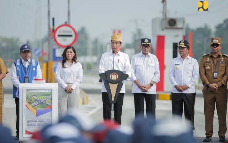 Presiden Jokowi saat penekanan tombol sirine dan penandatanganan prasasti oleh Presiden Jokowi di Gerbang Tol Lima Puluh, Kabupaten Batu Bara, Rabu (7/2/2024). 