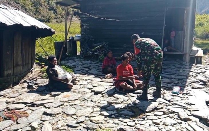 Koramil 1714-02/Ilu saat Gelar Baksos Bersama Masyarakat Kampung Yelekpelek