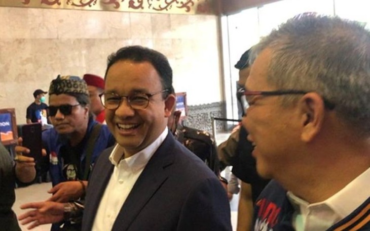 Ajis Talaohu, Juru Bicara IndonesiAnies saat bersama Anies Baswedan.