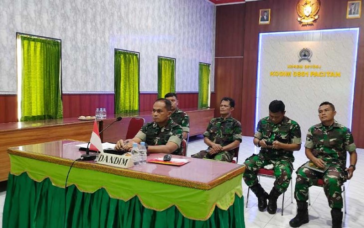 Dandim Pacitan saat Ikuti Vidcon Bersama Irutum Itdam V/Brw di Ruang Data Makodim Jl. Letjen Suprapto No. 42 Pacitan, Senin (12/02/2024). 