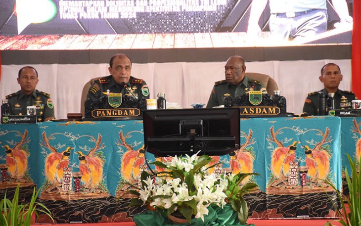 Pangdam XVIII/Kasuari, Mayjen TNI Ilyas Alamsyah, S.E., M.Tr.(Han)., CGCAE., (tengah) dalam sambutannya saat membuka acara Rapat Pimpinan (Rapim) Kodam XVIII/Kasuari Tahun Anggaran (TA) 2024, di aula Makodam, Trikora, Arfai 1, Manokwari, Papua Barat, pada Selasa (5/3/2024)