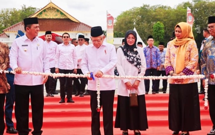 Wakil Presiden (Wapres) K.H. Ma’ruf Amin didampingi Ibu Hj. Wury Ma’ruf Amin meresmikan pembukaan Kepulauan Riau Ramadan Fair 2024 (KURMA 2024) di Pelataran Tugu Sirih, Tanjungpinang, Jum'at (15/03)