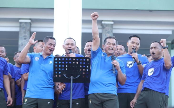 Kasad Jenderal TNI Maruli Simanjuntak, M.Sc., saat olah raga bersama prajurit dan PNS di lingkungan Makodam XII/Tanjungpura, Kubu Raya, Kalbar, Jumat pagi (26/1/2024).