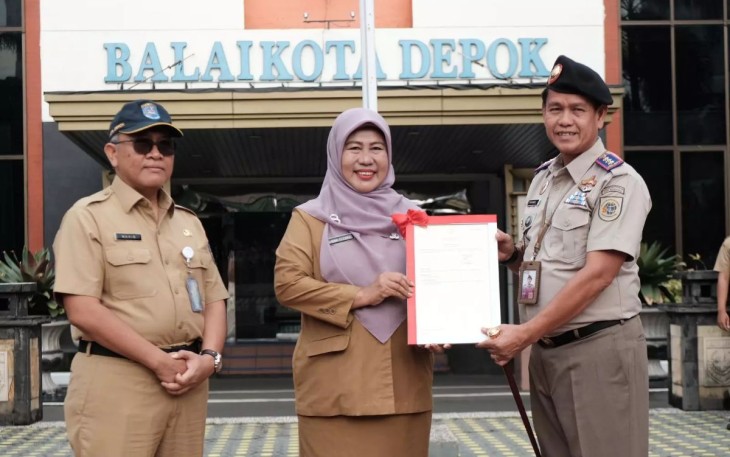Pj Sekda Kota Depok, Nina Suzana menerima sertipikat tanah elektronik milik Pemerintah Kota (Pemkot) Depok dari BPN Kota Depok, saat apel di Halaman Balai Kota, Senin (04/11/24)