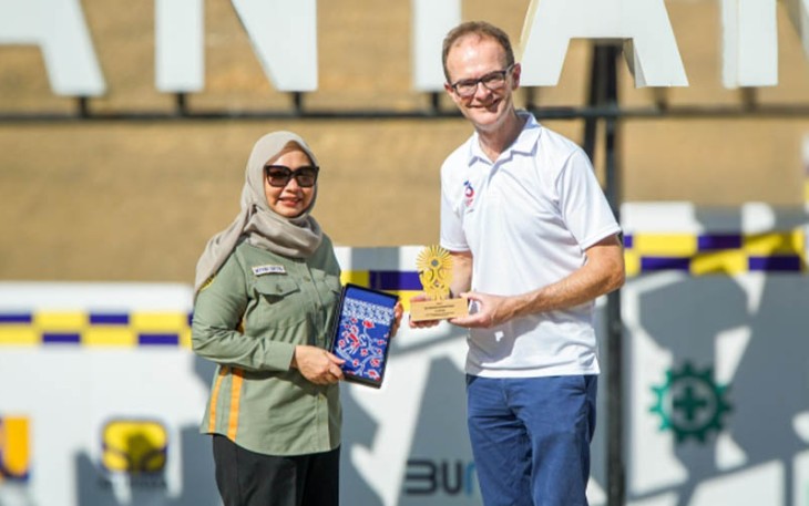 Duta Besar Inggris, Dominic Jermey dan Myrna, Deputi LHSDA.