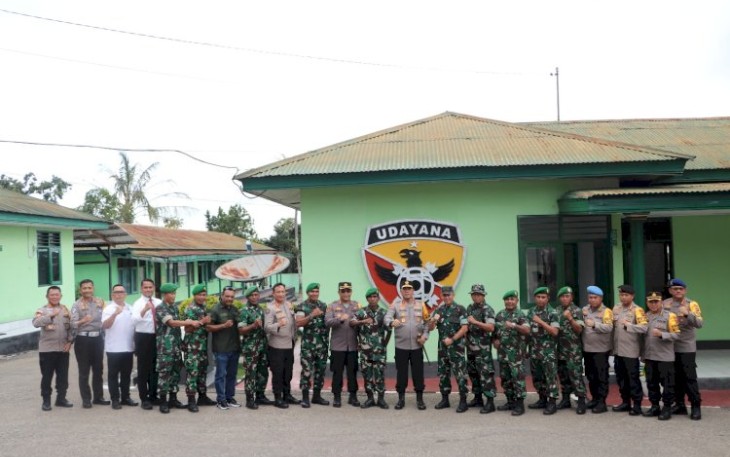 Kapolda NTT Irjen Pol Daniel Tahi Monang Silitonga foto bersama jajaran Kodim 1621/TTS, Senin (29/1)
