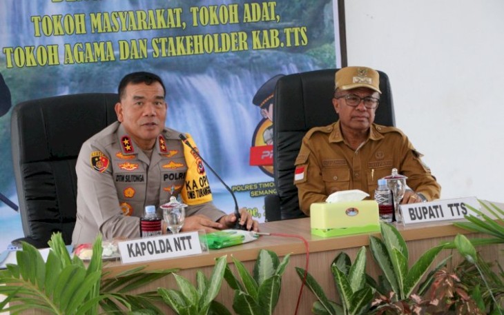 Kapolda NTT Irjen Pol Daniel Tahi Monang Silitonga saat berdialog di Kabupaten TTS, Senin (29/1)