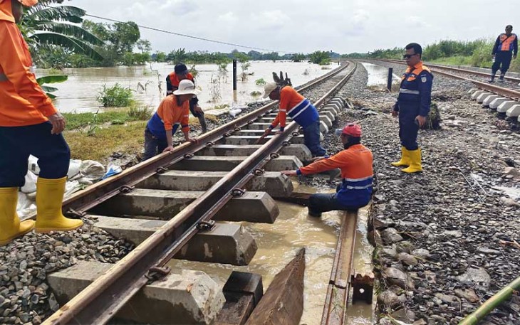 Petugas  sedang melakukan perbaikan jalur kereta api antara stasiun Gubug-Karangjati  agar  normal kembali.