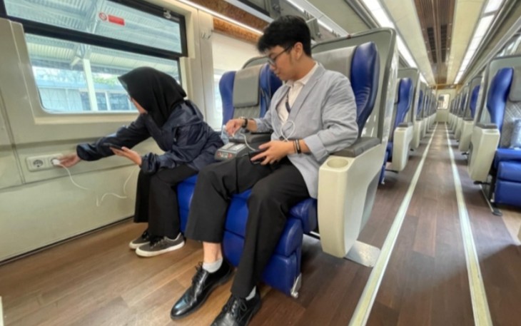 Ilustrasi Penggunaan Stop Kontak di Kereta Api 