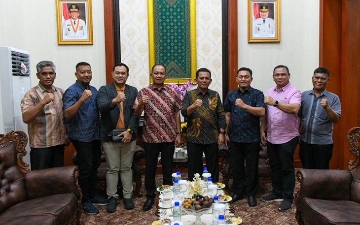 Gubernur Ansar saat Terima Kunjungan GM PT PLN Persero WRKR yang Baru di Gedung Daerah, Tanjungpinang, Minggu (18/02). 