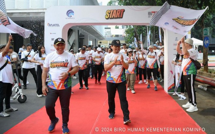 Dirjen PPI Wayan Toni Supriyanto bersama Irjen Arief Tri Hardiyanto mengawali Fun Walk 2024 dari Lapangan Anantakupa Kementerian Kominfo, Minggu (01/09/2024).