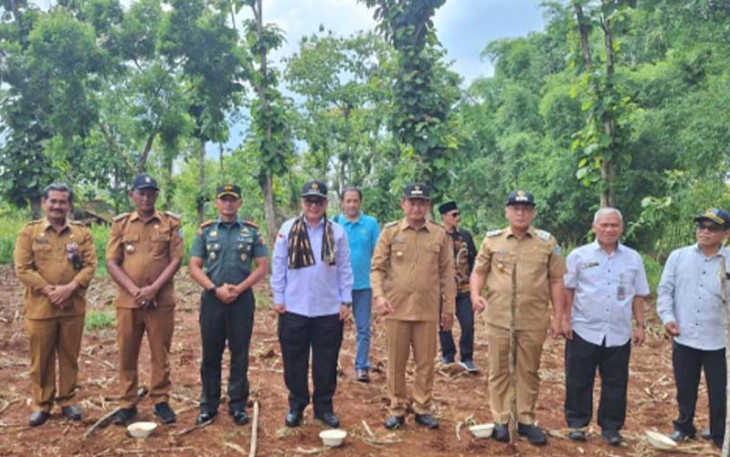 Wamentan Tanam Jagung di Lamongan