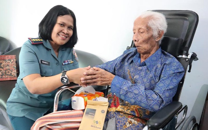 Danlanal Kolonel Laut (KH/W) Rinanda Sintasari., S. Sos., M. Tr. A.P., saat serahkan santunan dari Kasal Lalsamana TNI Dr. Muhammad Ali kepada mantan pengawak KRI Macan Tutul Pelda (Purn) Soeparman di kediaman Jln. Hamid Rusdi II B No. 141 Kota Malang. (11/01/2024) 