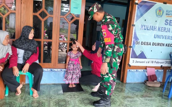 Babinsa Desa Duren Koramil 10/Pilangkenceng jajaran Kodim 0803/Madiun, Serda Muryono saat pendampingan kegiatan posyandu di wilayah binaan, pada Rabu (31/1/2024).