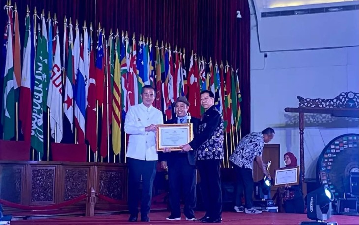 Kepala Diskominfo Kota Depok Manto (kanan) saat menerima penghargaan Badan Publik Kategori Pemerintah Kabupaten/Kota Informatif dalam Ajang Anugerah Keterbukaan Informasi Publik Tingkat Jawa Barat (Jabar) Tahun 2024 yang diserahkan oleh Pj Gubernur Jabar, Bey Machmudin (kiri) di Gedung Merdeka, Bandung, Kamis (14/11/24).