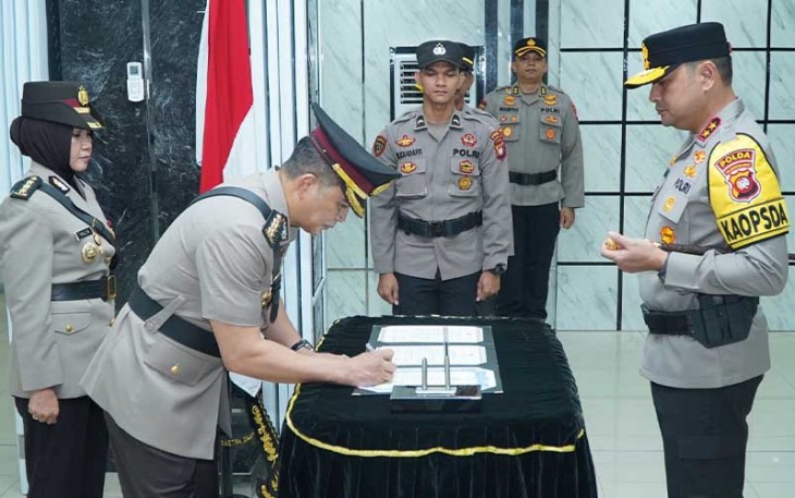 Sertijab Karo Rena dan Dir Tahti Polda Kalbar di Balai Kemitraan Polda Kalbar, Senin (12/2).
