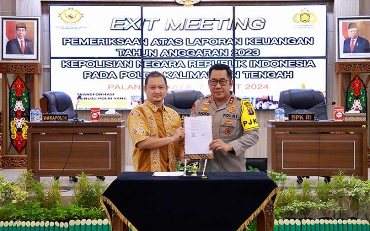 Penyerahan temuan pemeriksaan atas laporan keuangan kepolisian negara Republik Indonesia tahun 2023 pada Polda Kalimantan Tengah oleh tim BPK RI kepada Kapolda.