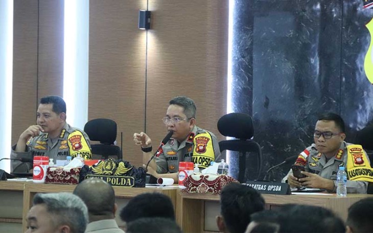 Wakapolda Kalbar saat Pimpin Pengecekan dan Pengarahan Personel Pengamanan TPS