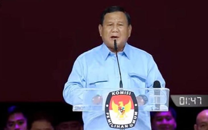 Capres nomor urut 2 Prabowo Subianto saat segmen penyampaian visi, misi, dan program pada debat pamungkas di Jakarta Convention Center, Minggu (4/2/24).