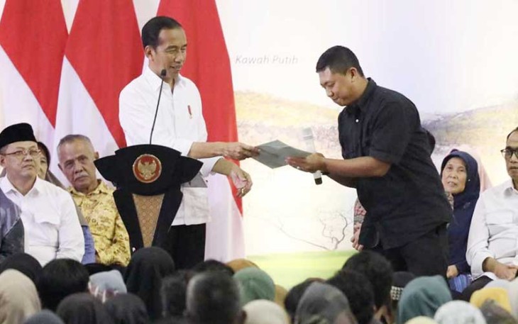 Presiden Republik Indonesia (RI), Joko Widodo saat Serahkan Sertipikat Tanah di Kabupaten Bandung