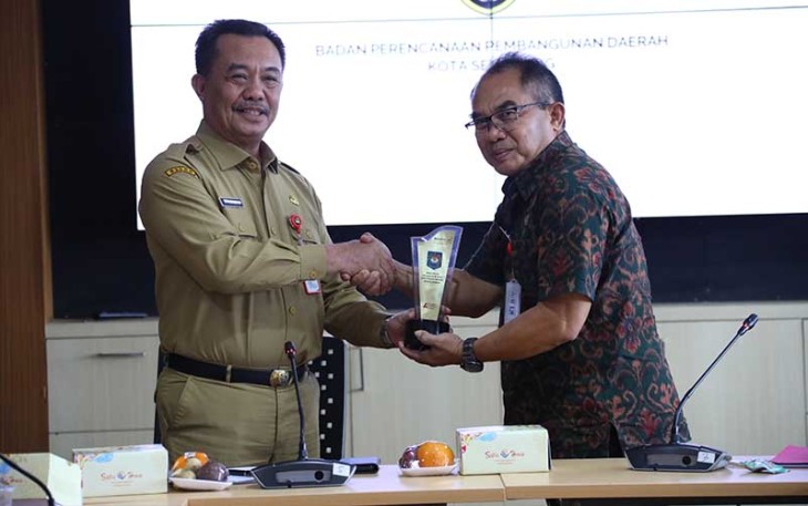 Kepala BSKDN Kemendagri Yusharto Huntoyungo saat penyerahan cindera mata