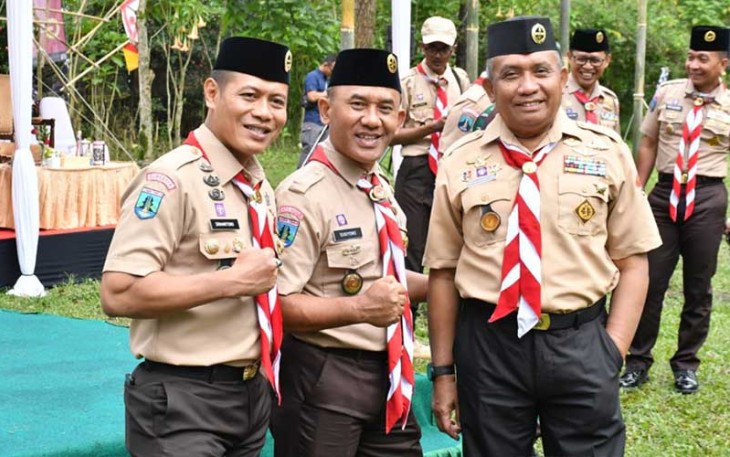 Danrem 081/DSJ Kolonel Inf H. Sugiyono saat mengikuti pembukaan Persami Pramuka Saka Wira Kartika di Buper Coban Talun, Bumiaji, Kota Batu, Sabtu (3/2/2024).