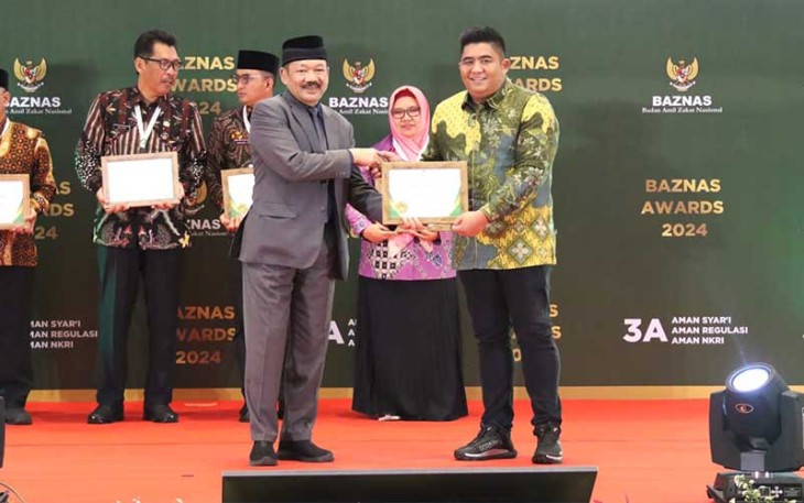 Bupati Roby Dianugerahi Penghargaan BAZNAS Awards 2024
