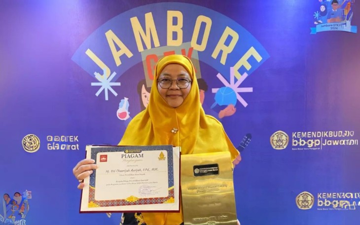 Kepala Dinas Pendidikan (Disdik) Kota Depok Siti Chaerijah Aurijah dinobatkan sebagai Kepala Disdik Inovatif se-Jabar dalam ajang Apresiasi Jambore Guru dan Tenaga Kependidikan (GTK) Hebat Tahun 2024 di The Trans Luxury Hotel Bandung