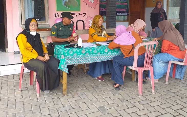 Babinsa Kodim 0802/Ponorogo saat Pendampingan Skrining Kesehatan di Desa Binaan