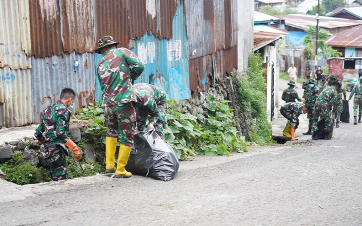 Peringati HPSN 2024, Kodam Kasuari, Fasharkan dan Pemerintah Papua Barat Bersihkan Sampah di Teluk Sawaibu