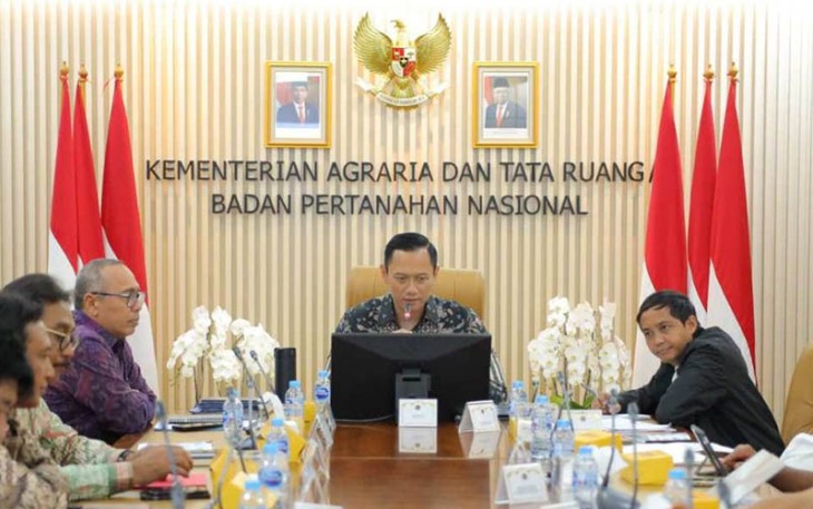 Menteri ATR/Kepala BPN Agus Harimurti Yudhoyono (AHY) saat memimpin rapat bersama Wakil Menteri ATR/Wakil Kepala BPN, Raja Juli Antoni pada Senin (26/02/2024).
