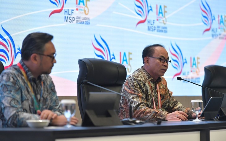 Menteri Komunikasi dan Informatika Budi Arie Setiadi (kanan) didampingi Dirjen Informasi dan Komunikasi Publik Prabunindya Revta Revolusi saat konferensi pers di Media Center High-Level Forum on Multi-Stakeholder Partnerships (HLF MSP) dan Indonesia-Africa Forum (IAF) ke-2 di Nusa Dua Bali, Minggu (1/9/2024). (Foto: Amiri Yandi/InfoPublik)