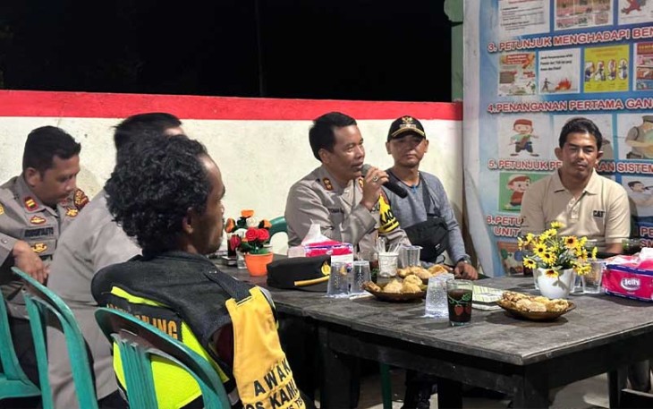 Kapolres Sekadau AKBP Dr. I Nyoman Sudama, S.I.K., M.Si, mengunjungi Pos Satkamling, kali ini pada Sabtu (27/1/2024) malam