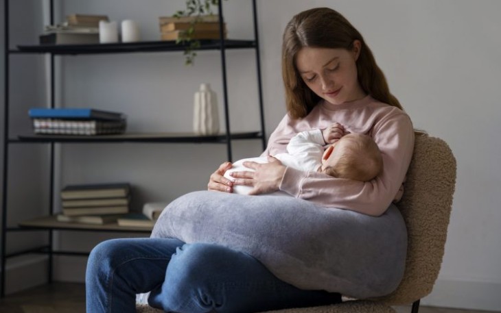 Ilustrasi memberikan ASI