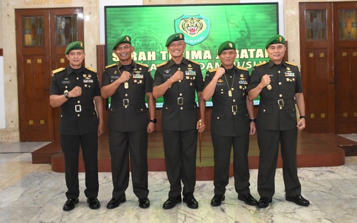 Foto Bersama usai acara Tradisi dan Serah Terima Jabatan (Sertijab) Kasdam dan Irdam III/Siliwangi di Makodam III/Slw, Jalan Aceh No. 69 Kota Bandung Jawa Barat, Kamis (11/01/2024).