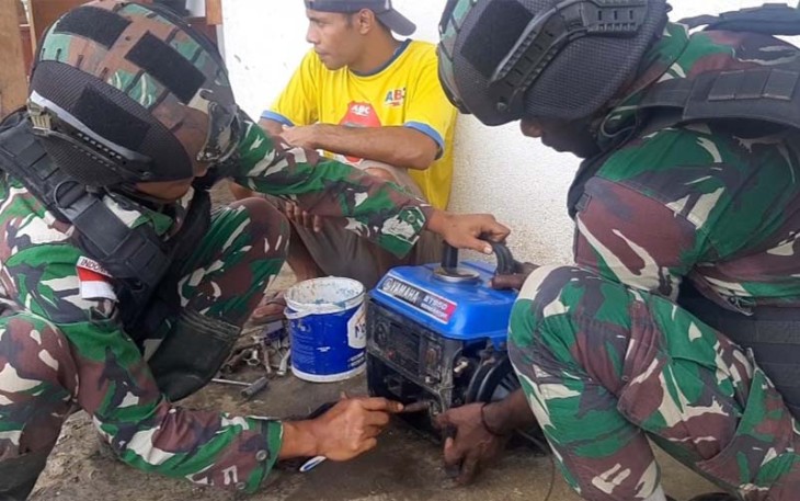 Satgas Yonif 310/KK saat Perbaiki Genset SMPN 2 Web