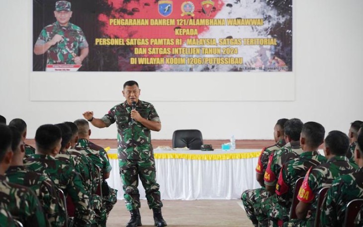 Danrem 121/Abw Brigjen TNI Luqman Arief, S.I.P., saat memberikan Pengarahan kepada personel Satgas Pamtas RI-Malaysia Yonarmed 10/Brajamusti, Satgas Teritorial Kodim 1206/Psb dan Satgas Intelijen Tahun 2024 wilayah sektor timur Kalimantan Barat.