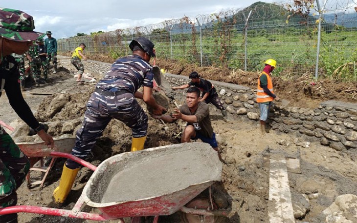 Satgas TMMD dan Masyarakat saat berjibaku membangun saluran irigasi di Desa Pammesakang