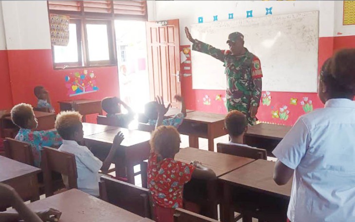 Babinsa Kuala Kencana saat Bekali Materi Wasbang Kepada Siswa-Siswi SD YPPK St. Yakobus