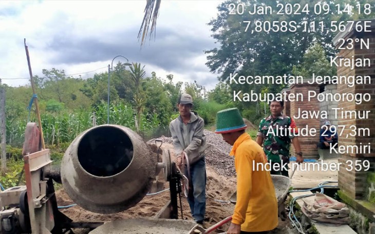 Babinsa Kodim 0802/Ponorogo Ikut Kerja Bakti Cor Jalan
