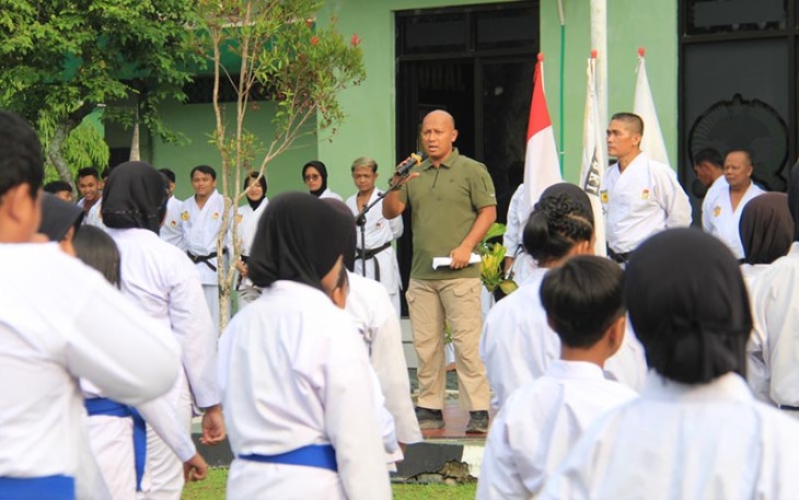 Dandim Yudo Aji Susanto menyambut Sensei Syahrullah dan seluruh peserta ujian dengan hangat.