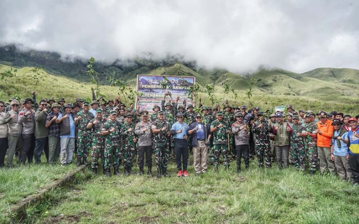 Korem 162/Wira Bhakti, menggelar kegiatan pembersihan jalur pendakian gunung Rinjani dan penanaman pohon yang melibatkan sekitar 700 personil gabungan mulai dari TNI-Polri, Pemerintah Daerah, Relawan dan Masyarakat.
